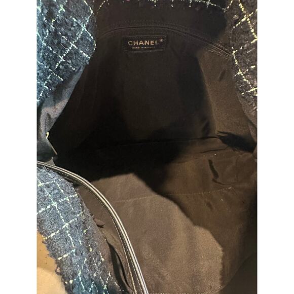 CHANEL Coco Country Camellia Tote - Picture 10 of 16